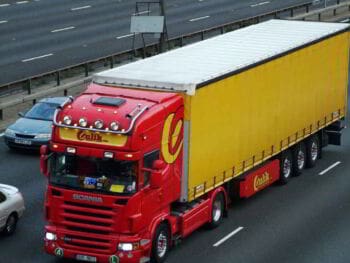 ¿Qué actividades de servicios complementan a la producción?