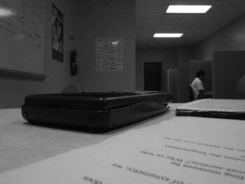 Cálculo de los costos de servicios internos en una empresa comercial