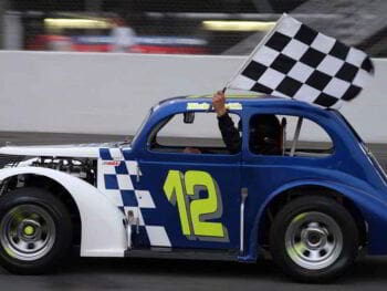 Estrategias y ventajas competitivas Estrategias y ventajas competitivas