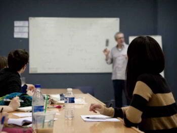 Liderazgo trascendental del docente y la calidad motivacional del estudiante universitario