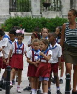 Funciones del tutor para la educación desde las sedes municipales en Cuba