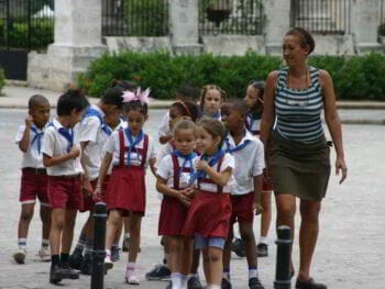 Funciones del tutor para la educación desde las sedes municipales en Cuba