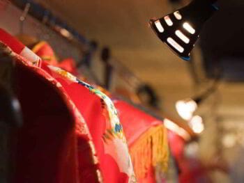 Dos versiones de la manufactura en la China. El cliente es Dios Dos versiones de la manufactura en la China. El cliente es Dios