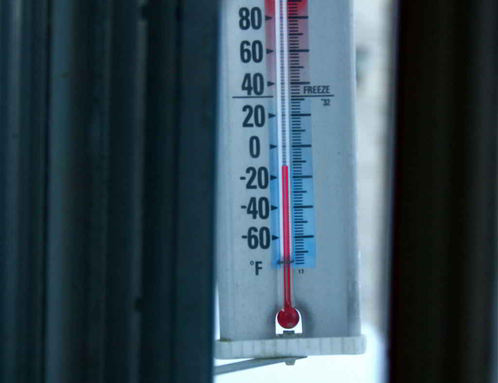 Зимовнике температура. Градусник 26 градусов. Термометр уличный. Термометр с температурой. Градусник минус.