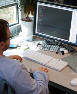 Cómo puede obtener ingresos un programador de software