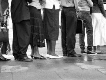 Un modelo de líneas de espera en organizaciones públicas y privadas. Investigación de operaciones