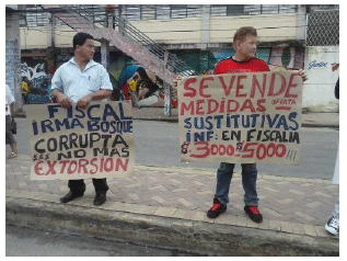 Foto de protesta de contra 2 fiscales de la provincia