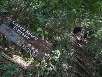 Educación ambiental mediante excursionismo en Cuba