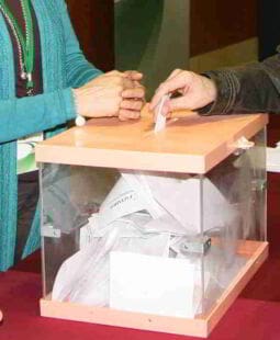 ¿Es la violencia necesaria para el surgimiento de la democracia liberal?. Ensayo