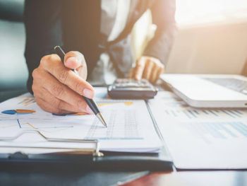 ¿Por qué el cerebro financiero ignora el costo de oportunidad en los entornos de simulación digital? 