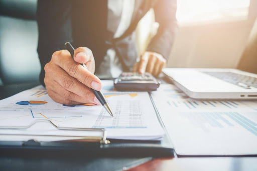 ¿Por qué el cerebro financiero ignora el costo de oportunidad en los entornos de simulación digital?