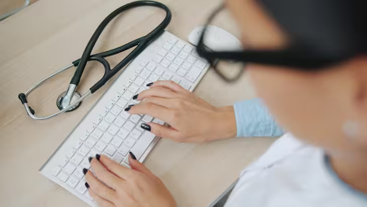 Doctora atiende a un paciente vía telemedicina